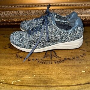 Earth Vital Walking Shoe Sneaker Dusty Blue Size 8.5